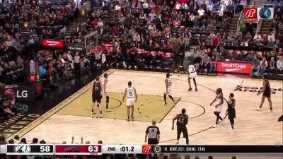 [Highlight] Scottie Barnes recovers the deflection and passes to OG Anunoby for the half time buzzer beater