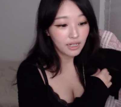 Need to see Hyoon in that top more 😩