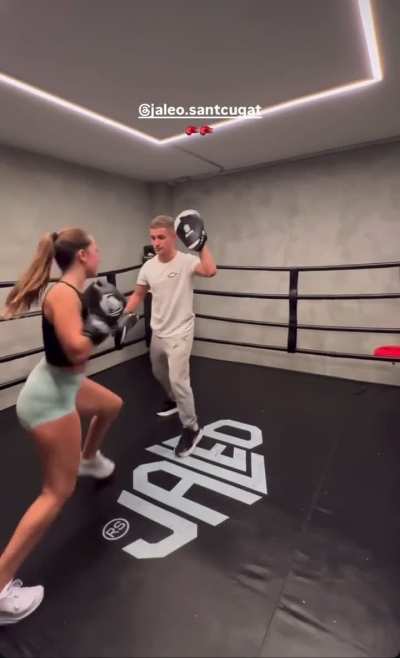 Culona de alba boxeando