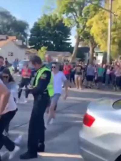 Пока пацану выписывают штраф за распитие спиртных напитков, окружающие скидываются баблом на оплату штрафа.