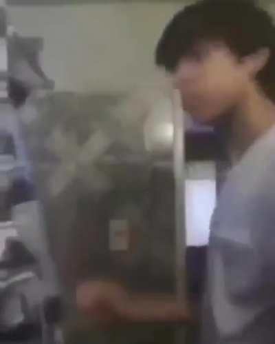 &ldquo; 👍&rdquo; algo absurdo