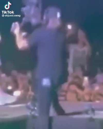 Anyone can be distracted by the beautiful look of Hirai Momo ❤️