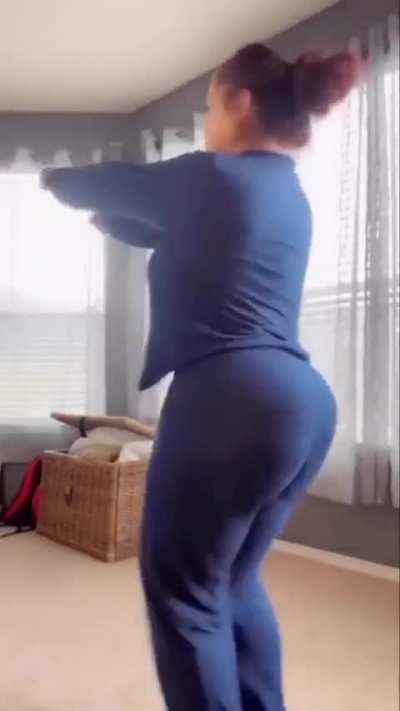 Big Booty PAWG Ass Can’t Help But Jiggle ! LMK If y’all know who this is ! 