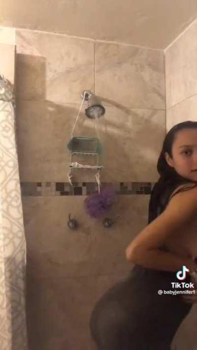 Wash 'n Wear 🚿 [@babyjennifer1]