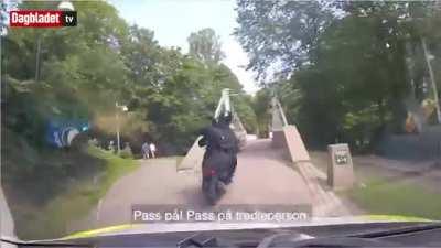 Norwegian police runs over robbers