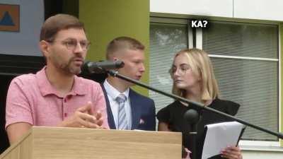 Apie ka vedejai snabzdejo jam uz nugaros?