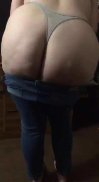 صديق الصفحة يبعث صور وفيديوهات مراته. شو رأيكم؟