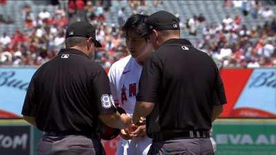 [Highlight] Shohei Ohtani unbuckles his pants in the middle of a baseball game