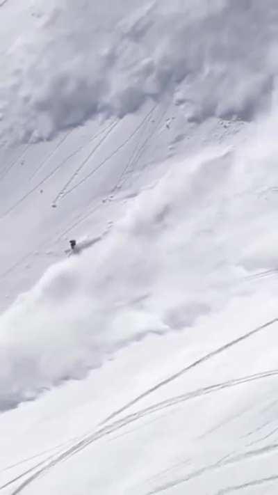 Бэкфлип сваливая от лавины