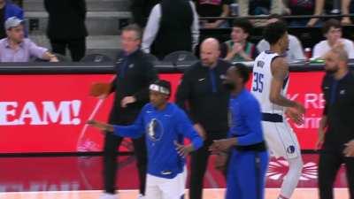 [Highlight] Luka drives and spoon-feeds Wood with a no-look over the head pass and he knocks down the 3PT