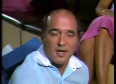 Sou neto e filho de comerciantes, fui balconista. Vendi muita coisa nas ruas, fui engraxate...