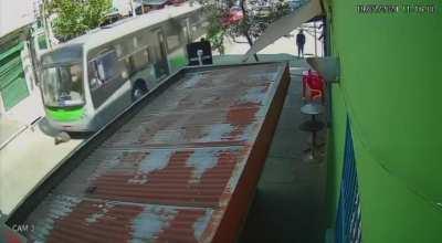 Thief steals an elderly man's cell phone and, when trying to escape, is run over by a bus.