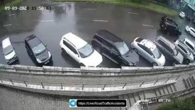 Isuzu's brakes failed and it assembled in Khabarovsk - Honda Insight, Mitsubishi Outlander, Nissan X-Trail, Toyota Harrier, two Nissan AD, Toyota Camry, Mercedes-Benz GLE250, Toyota Ractis, Kia Sportage, Toyota Land Cruiser Prado, Toyota Prius