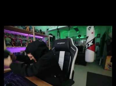 un template di uno che tira pugni alla sua scrivania