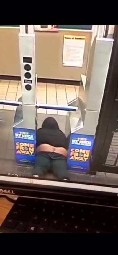 DJ Akademiks tryna sneak onto the subway