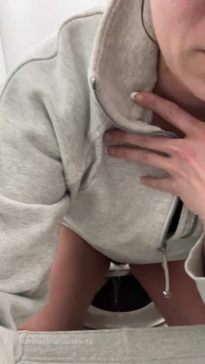 This plane bathroom is tiny but we can still have pee fun