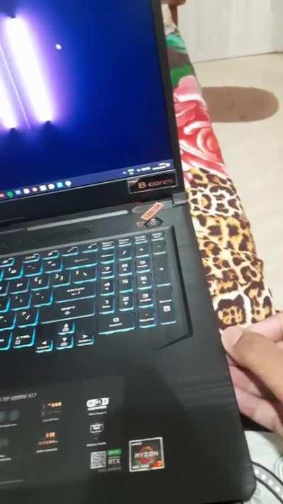 My laptop sounds wierd when I plug inð