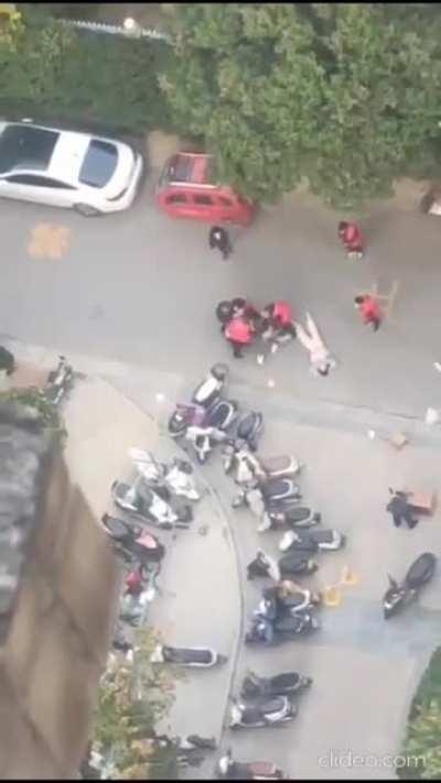 Chinese epidemic prevention and control volunteers pushed the girl who bought medicine down, as if she were dead