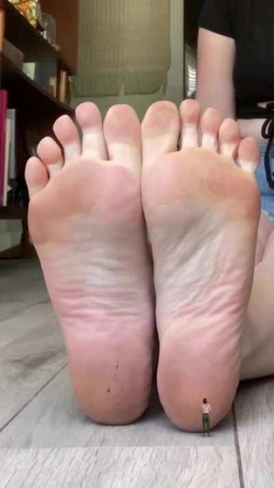 Giantess Lily lets you worship her feet (SFX)
