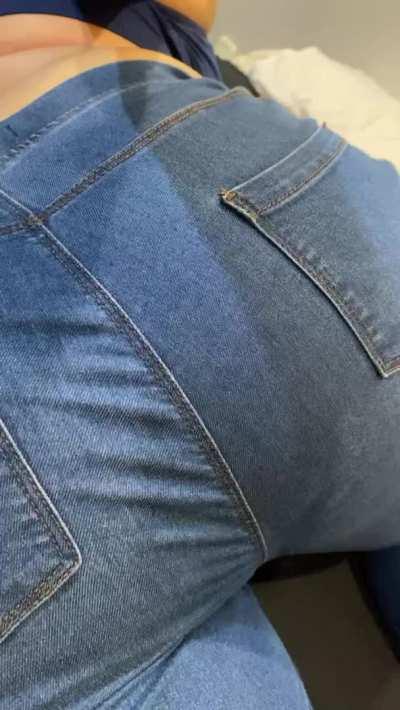 This was such a wet smelly fart, wanna smell it for me? 😍💨