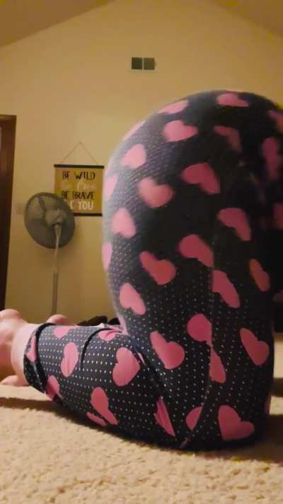 Thanksgiving dinner fart 💨 for my boy toys. I plan to burn out your nose hairs all day with my gas. You ready?? 😉 😈 