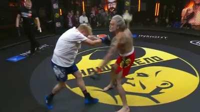 В сети появились кадры боя Виталия Милонова против Джигурды... ну как боя, скорее избиения. После боя политик пожаловался, что договаривался на драку с Никитой Джигурдой понарошку, а его побили по-настоящему.