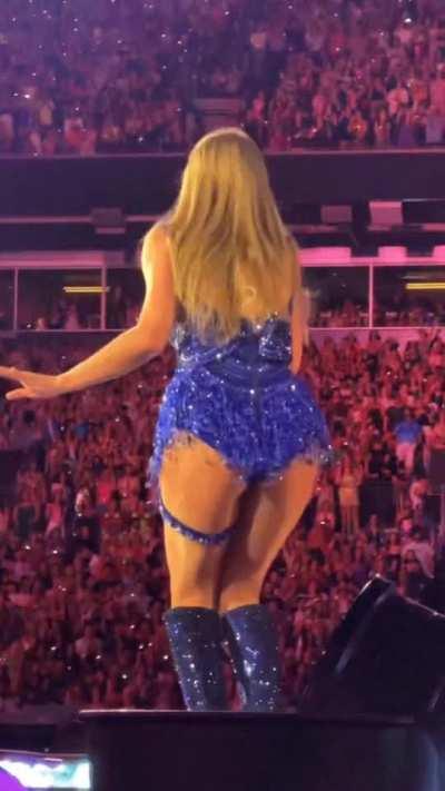 Im so obsessed with this sex goddess and her entire body