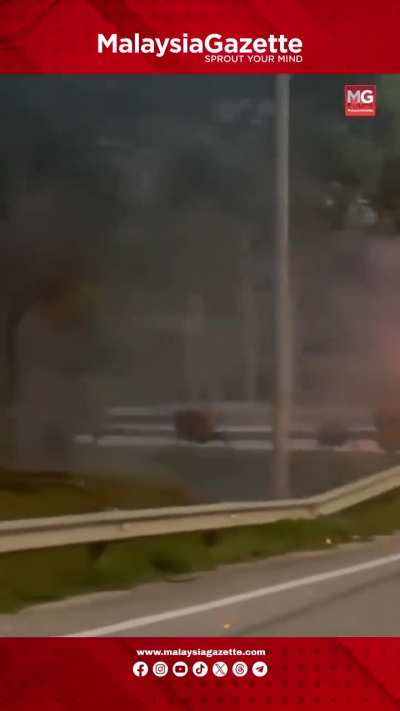 Lorry on fire yesterday heading from Dengkil to Puchong. Hope noone is hurt! Looks really nasty. Resharing from Malaysia Gazette FB