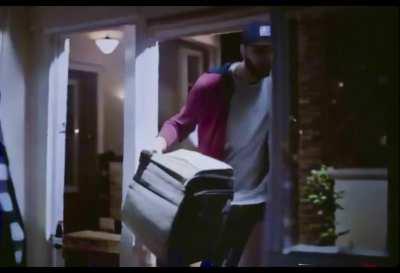 Comercial de pizza gerado por uma IA😦