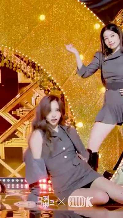 201030 - Mina shoulder game is strong ft Dahyun