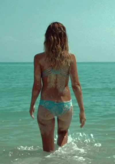 Jessica Alba bikini ass walk