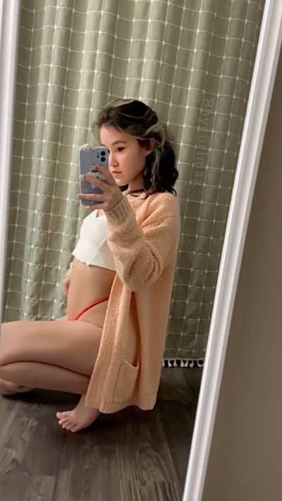 Petite and peachy 🍑