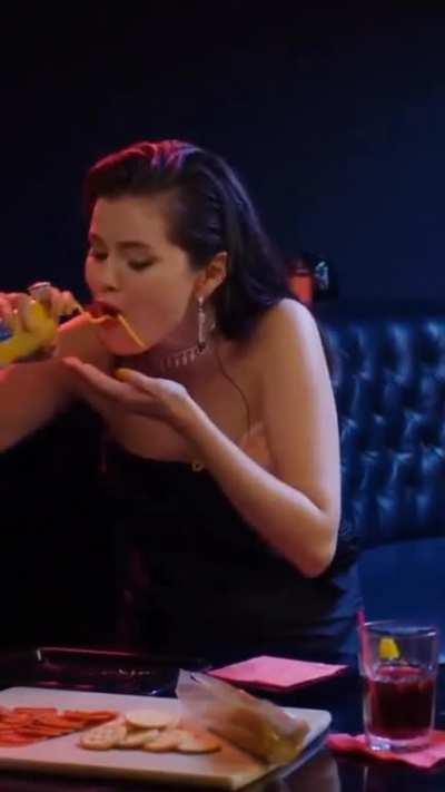Selena Gomez eating cheese ð§