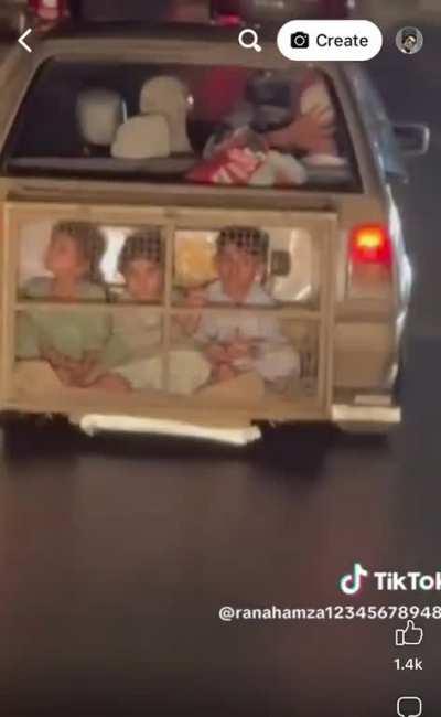 3 kids in cages on highway. Karachi, pakistaj