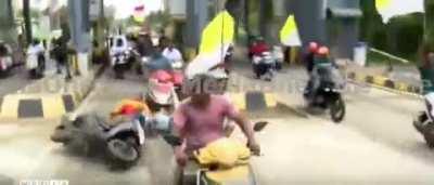 They were protesting having to wear helmets ... Then this happened ... 😂