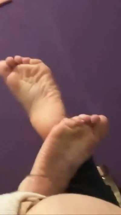 My friend keeps teasing me with her feet 😍👀
