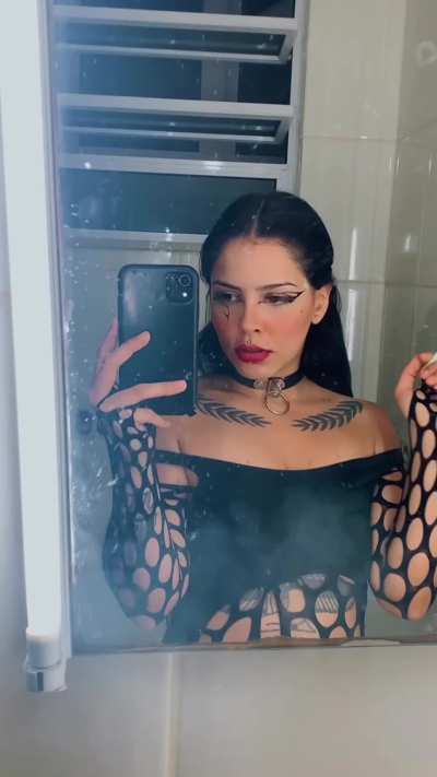 I've always wanted to suck a cock while smoking🫦