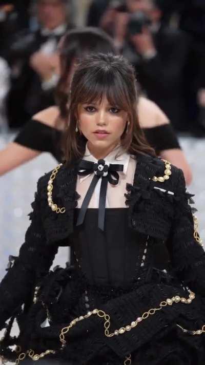 Jenna Ortega - Beautiful in black 