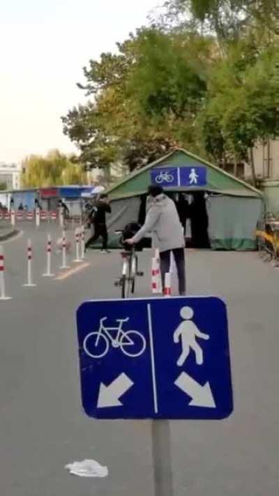 Велосипеды отдельно, люди отдельно