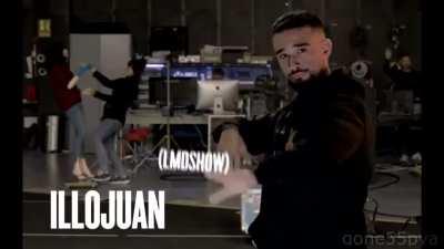 Que tiene un nombre también