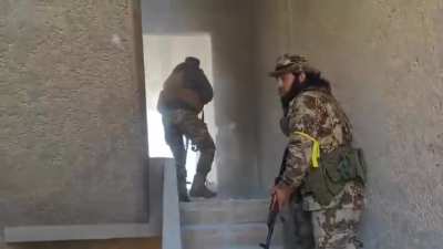 Close combat footage between Syrian rebels and soldiers who can hear each other, rebels keep peaking angle they are getting shot from. 