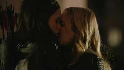 Caity Lotz & Katrina Law (Arrow - s02e13) *NO MUSIC*