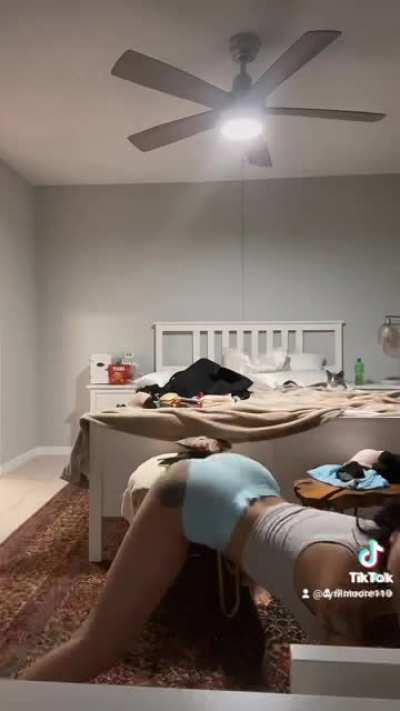 Bhad Bhabie twerking in her sexy booty shorts 👅