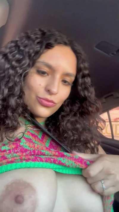 I want to feel your cock between my boobsâ¦