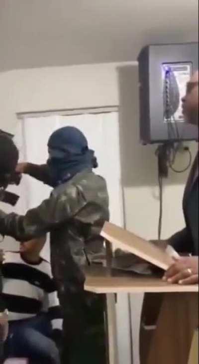 Rio de Janeiro — Traficantes vão em igreja evangélica pedir oração ao pastor. Isso antes de entrar em guerra com outro grupo.