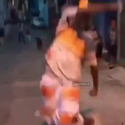 favela ta como tristona daquele jeito mas segue o jogo bailao continua pai