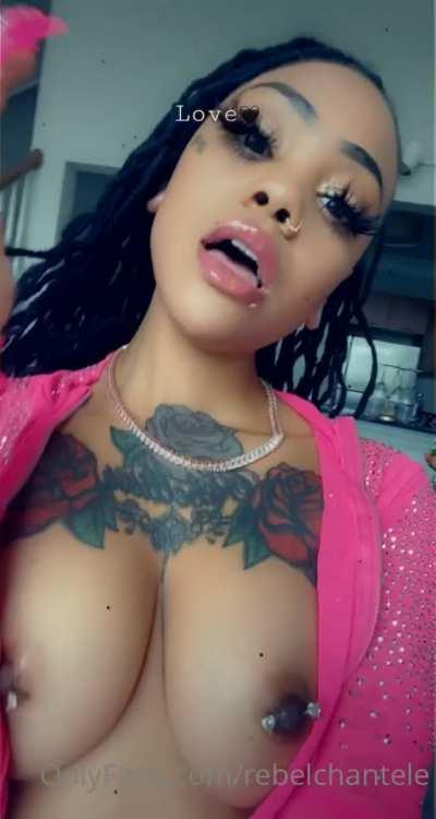 She is hot as fuck🔥🔥 her meg🅰️ in Commenz 👇👇