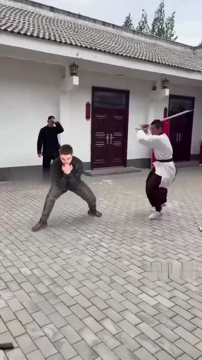 Lazona'yı Valheim'de dağda tek başına gören RR...