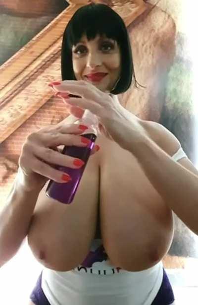 Hungarian MILF Titty Drop
