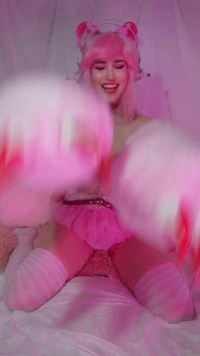 Moar of my handmade sonico! The claws are a lil' unwieldy but that's okay, right?